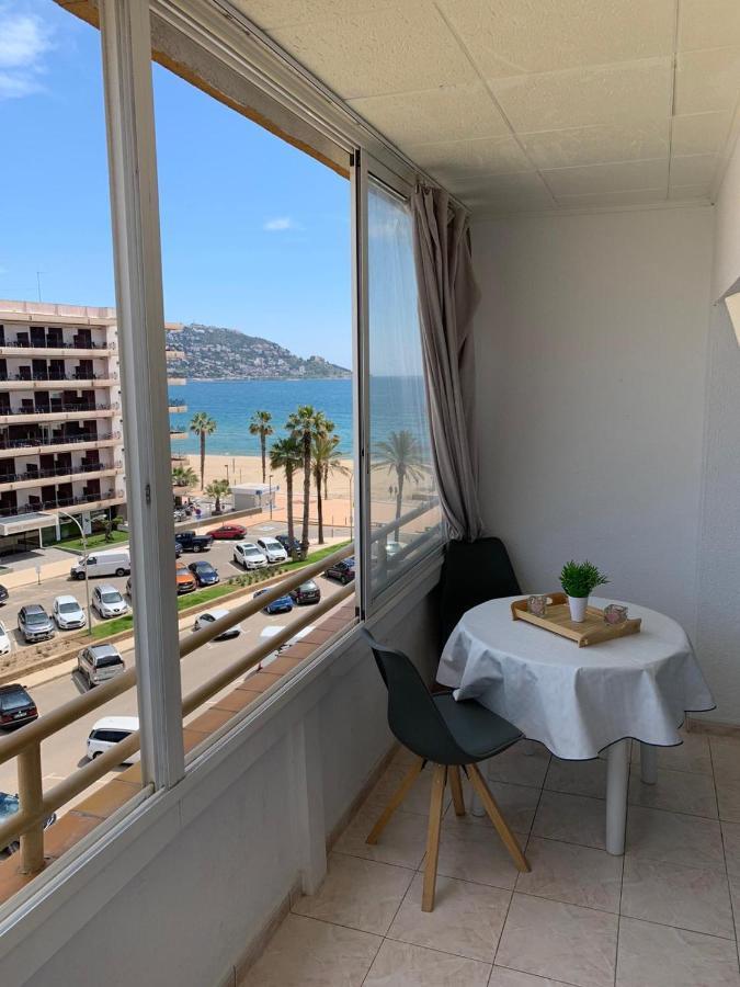 Appartement Premiere Ligne De Mer Avec Piscine Rosas Exteriör bild