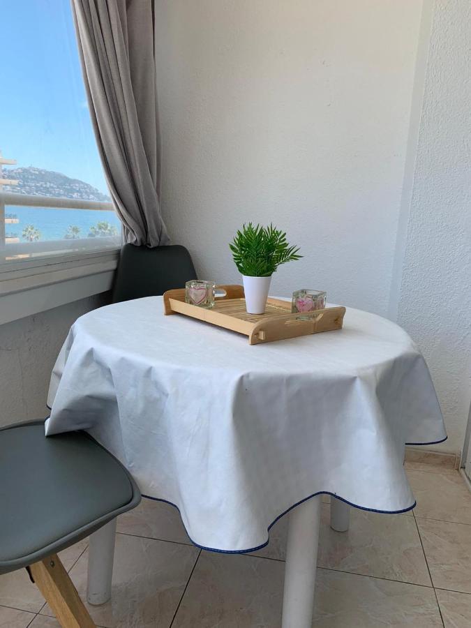 Appartement Premiere Ligne De Mer Avec Piscine Rosas Exteriör bild