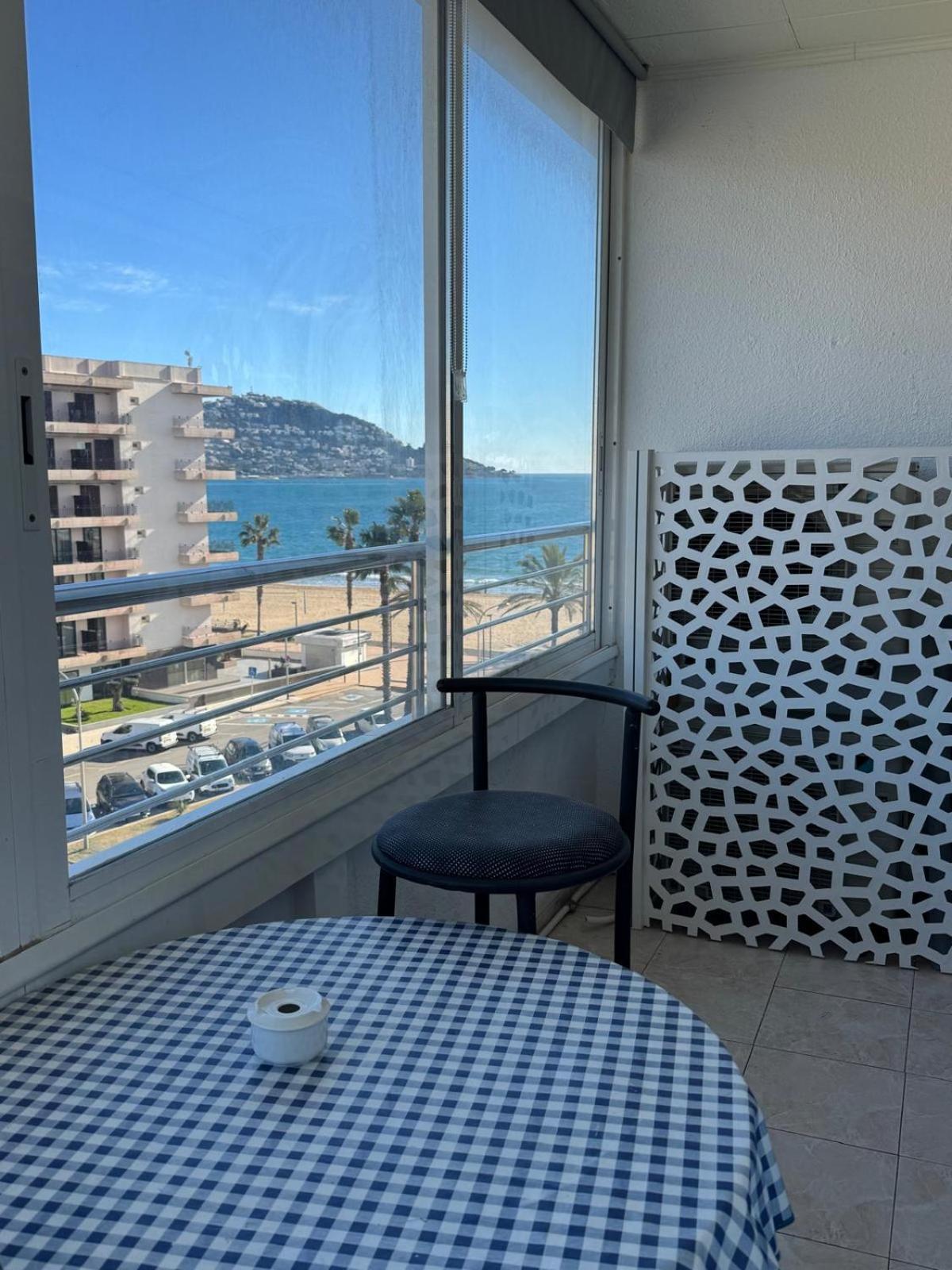 Appartement Premiere Ligne De Mer Avec Piscine Rosas Exteriör bild